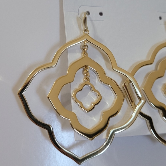 KENDRA SCOTT LARGE LOGO STATEMENT EARRINGS GOLD - Picture 5 of 9